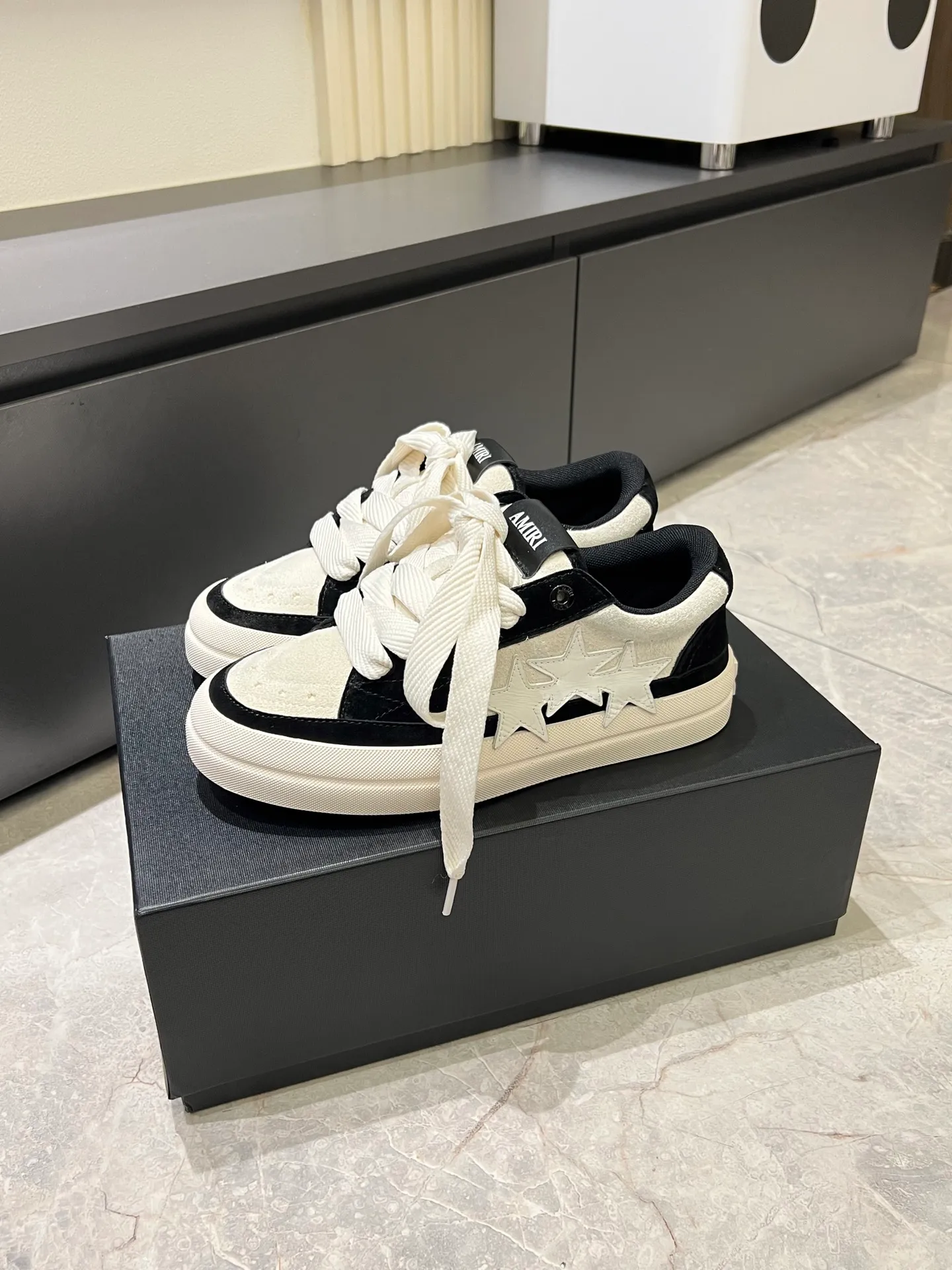 Men's shoes 💰p560 "AMIR*" new men's low-top casual sports sneakers bone shoes, another pair of irresistible bone shoes. Bone shoes are one of AMIRI's most popular items. Made of first-layer cowhide upper. The side bones are made of two cowhide laminations. It has a three-dimensional effect. The leather incisions are all oil-edged. Contrast color design. Simple style. Fashionable sports. Customized metal LOGO nameplate embellished with laces. Exclusive top-quality version. Supports contrast. Breathable mesh lining. The original rubber outsole is a must-have item for daily leisure. It is suitable for various occasions. If you pursue high quality, check it out. It is super cool on the feet and comes with a full set of original packaging! Size: 39-45!